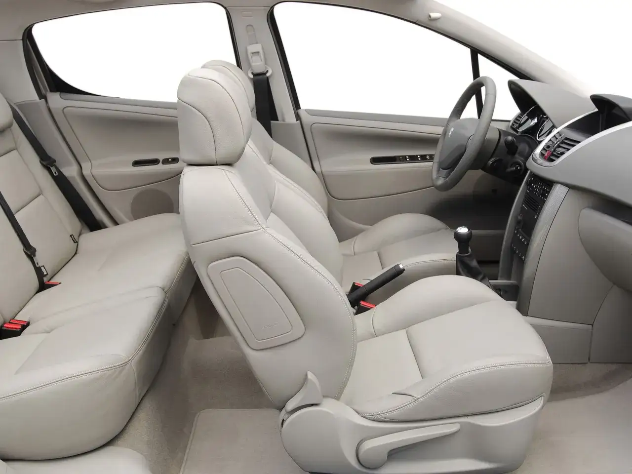 Jasne, skórzane fotele i tylna kanapa w Peugeot 207 1.4 HDI. Wnętrze auta jest czyste i zadbane.