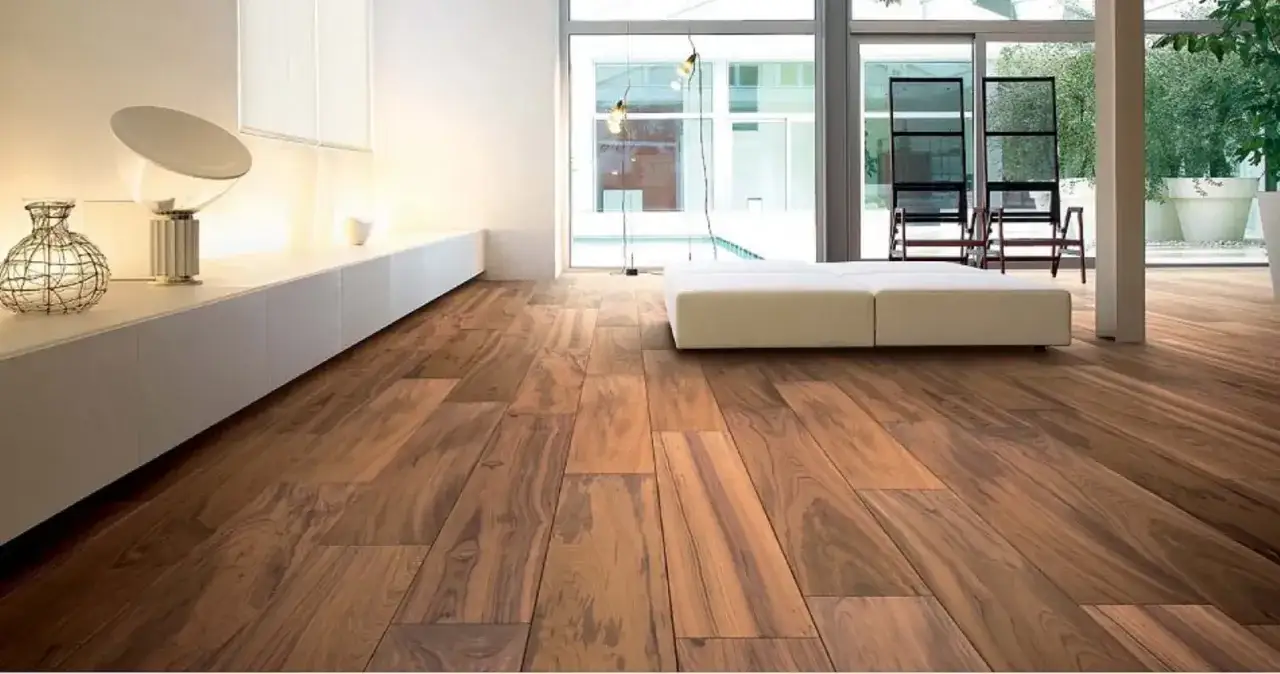 Pavimento in legno scuro, elegante e moderno. Scopri quanto costa mettere parquet 100 mq per un ambiente cos&igrave; raffinato.