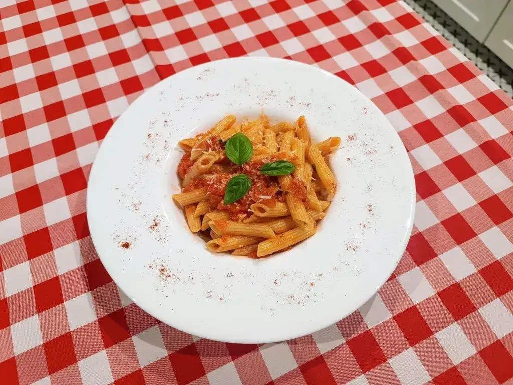 różne rodzaje makaronu do sosu arrabbiata