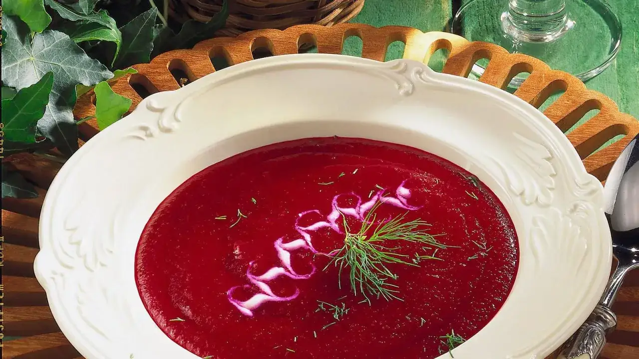 Eine dampfende Sch&uuml;ssel rote Bete Suppe, verziert mit einem Klecks Sahne und Dill. Ein Genuss f&uuml;r Augen und Gaumen.