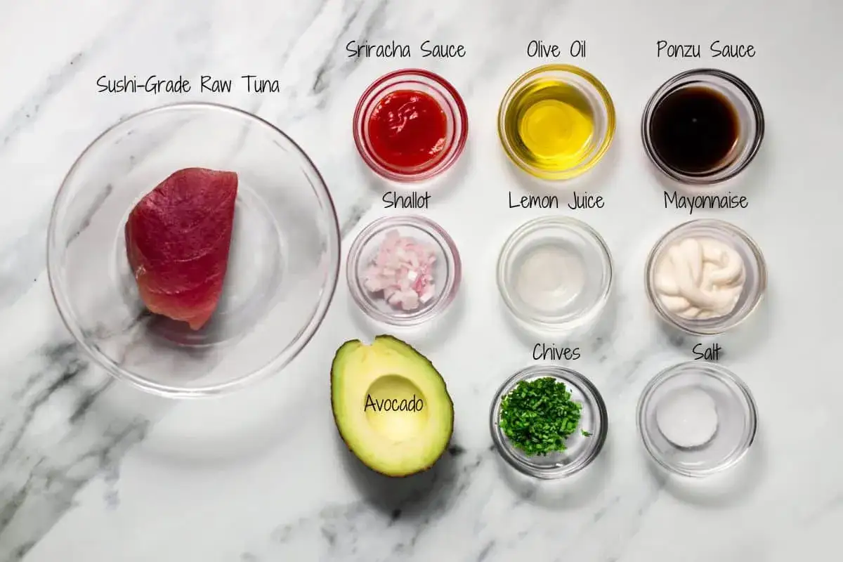 Ingr&eacute;dients pour un tartare de thon : thon cru, avocat, &eacute;chalote, ciboulette, sriracha, huile d'olive, jus de citron, mayonnaise, ponzu et sel.