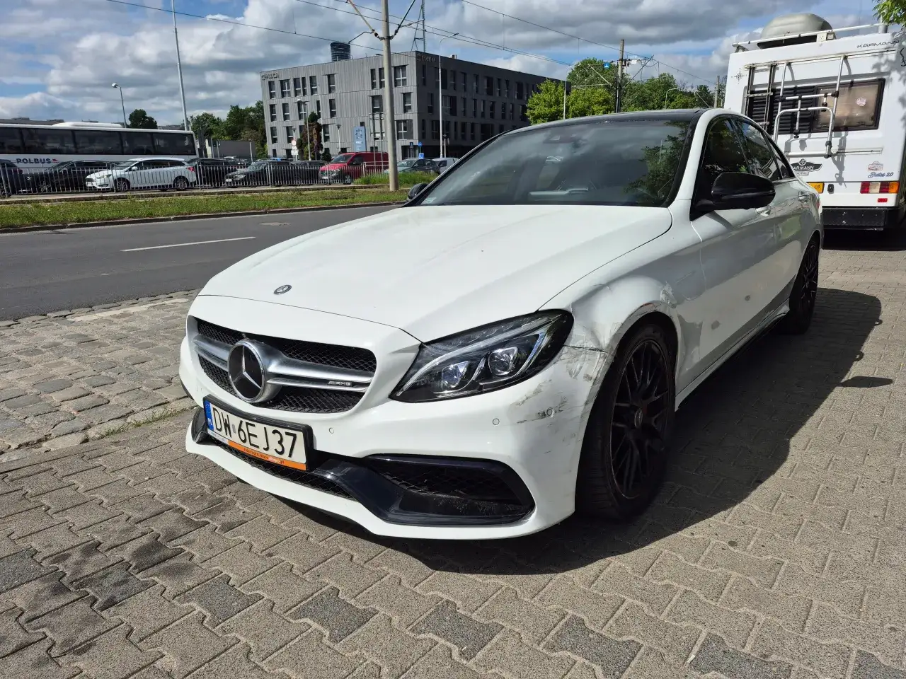 Kupujący ogląda używanego Mercedesa Klasy C