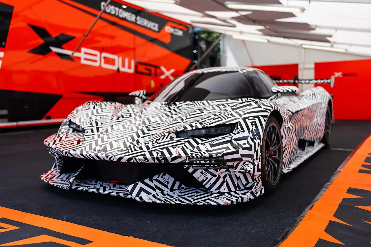 KTM X-Bow GT2 Rennwagen mit auffälliger Tarnfolie.