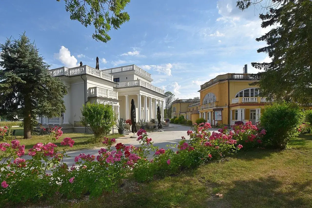 Sanatorium Świat Solec-Zdr&oacute;j z zewnątrz, Park Zdrojowy Solec-Zdr&oacute;j