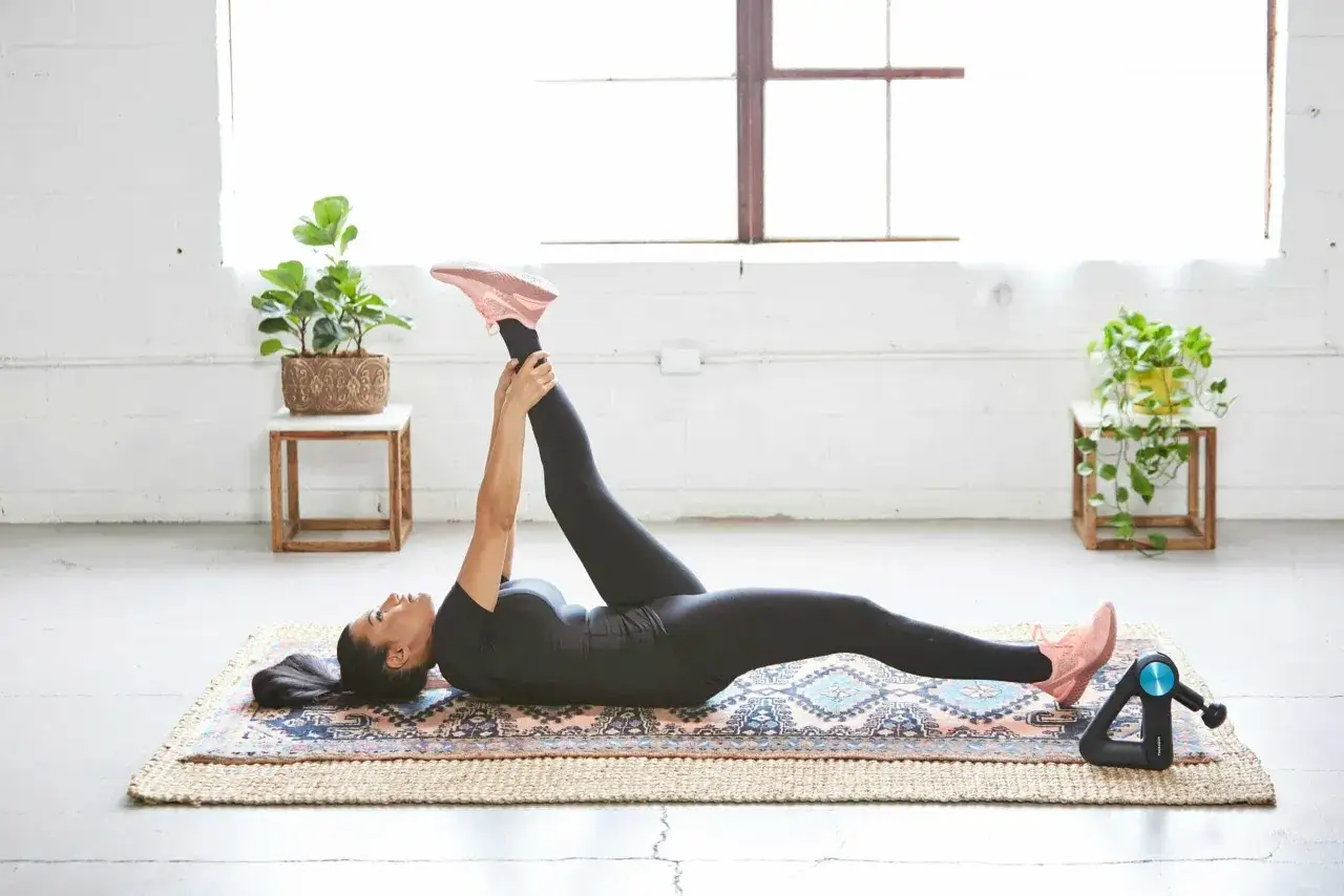 Femme pratiquant des &eacute;tirements doux sur un tapis, une approche b&eacute;n&eacute;fique pour la gestion de l'endom&eacute;triose et du sport.
