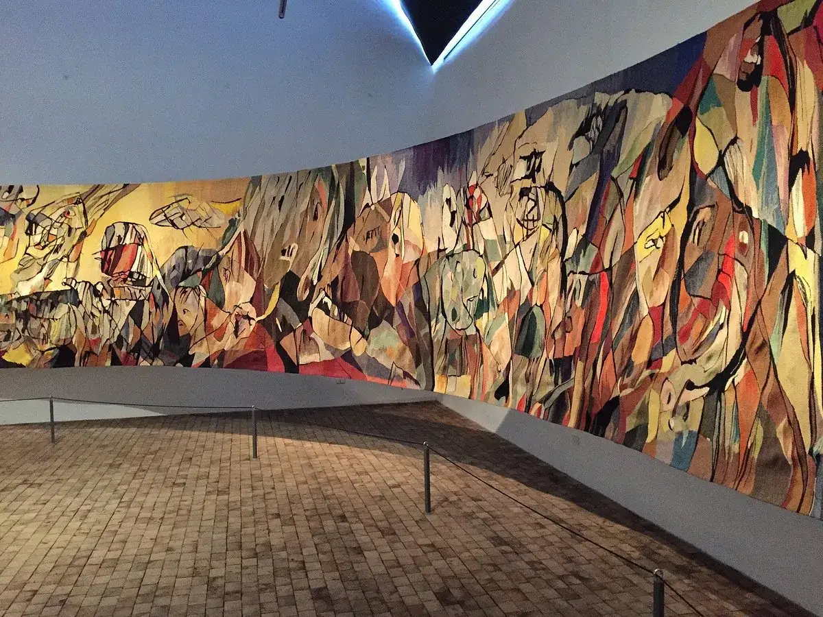 Enorm väggbonad i Asger Jorns stil, med en myllrande scen av figurer och former i starka färger.