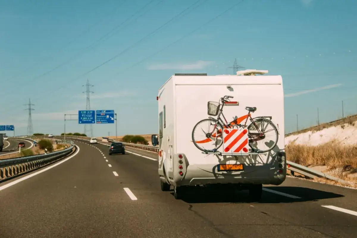 Kamper z rowerami na bagażniku jedzie autostradą. Zastanawiasz się, ile kosztują autostrady we Francji?