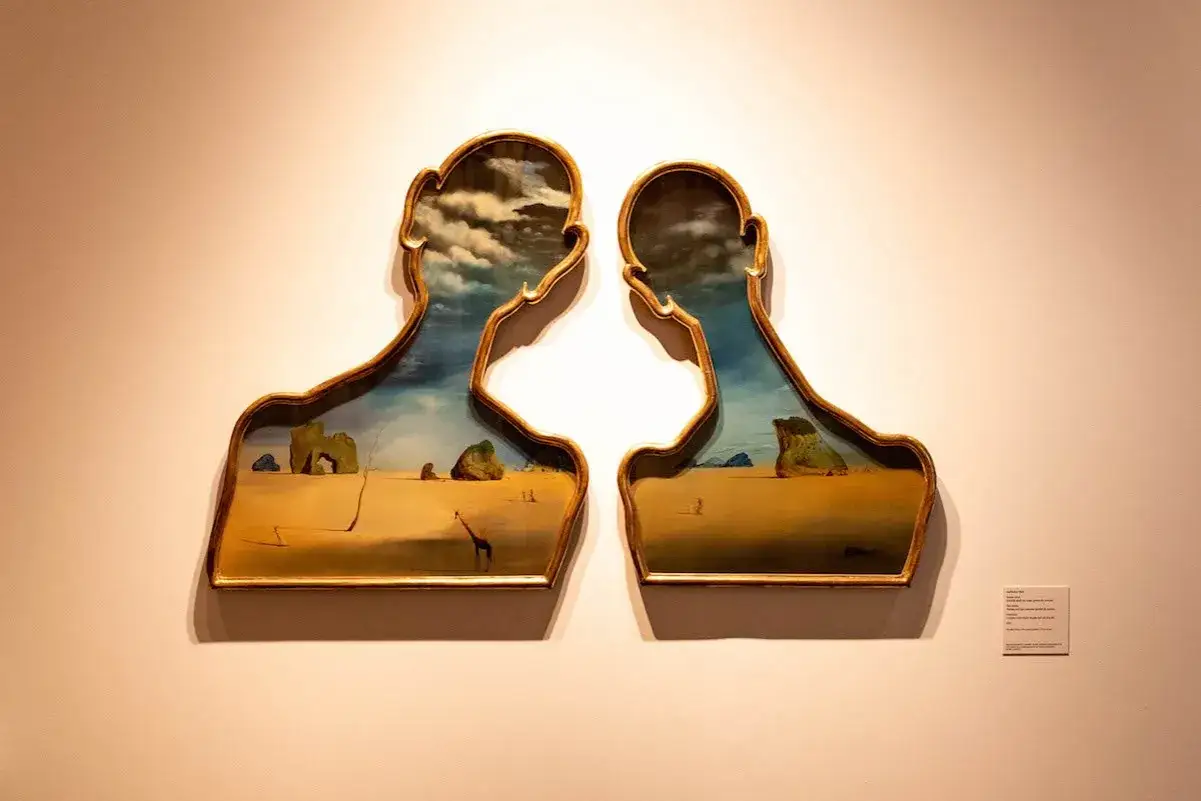 Deux profils surr&eacute;alistes, &eacute;voquant un paysage de Dali, Gala et leurs pens&eacute;es s'entrem&ecirc;lent dans un r&ecirc;ve.