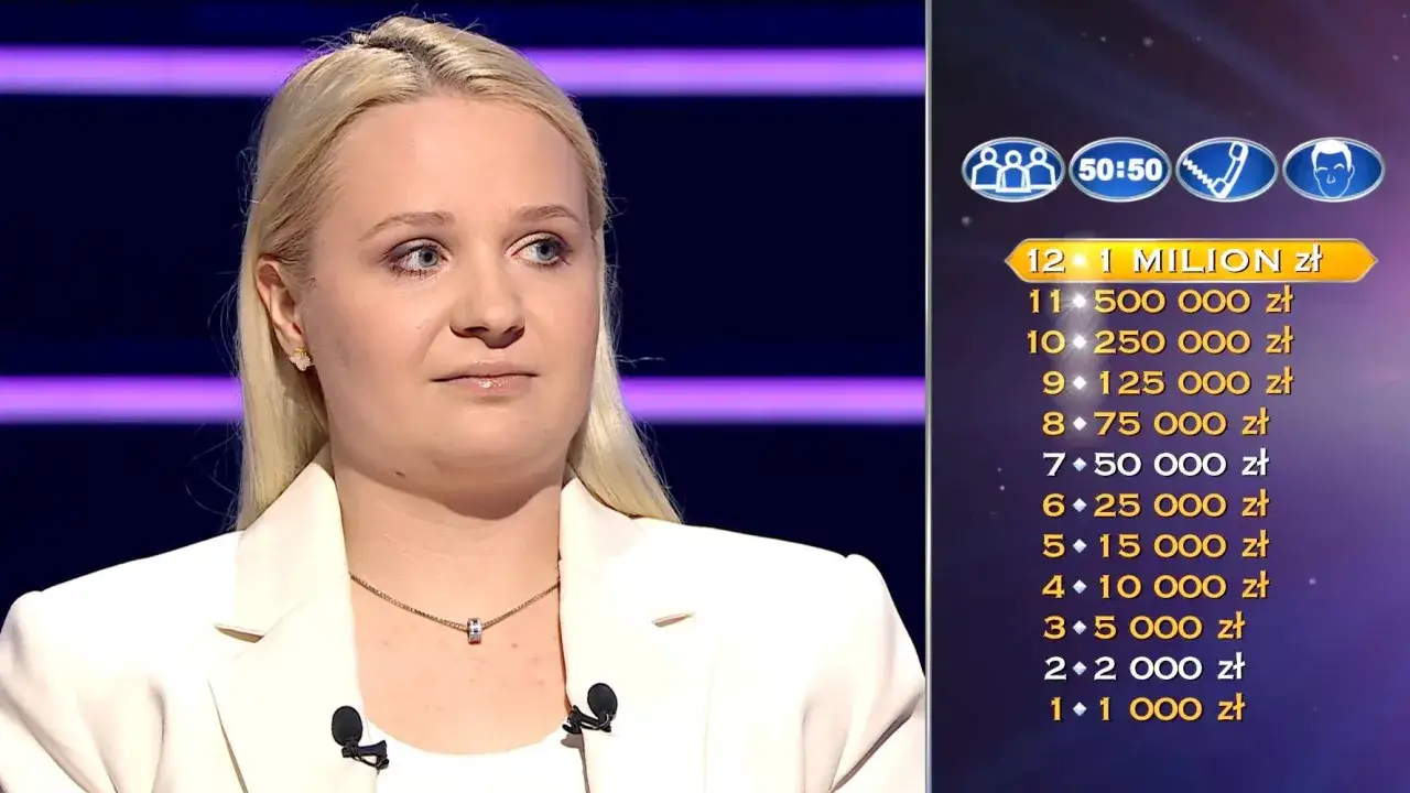 Kobieta w białej marynarce zastanawia się nad pytaniami w teleturnieju