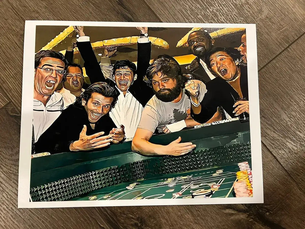 En scen från filmer med Bradley Cooper, där ett gäng glada män firar vid ett kasinobord.