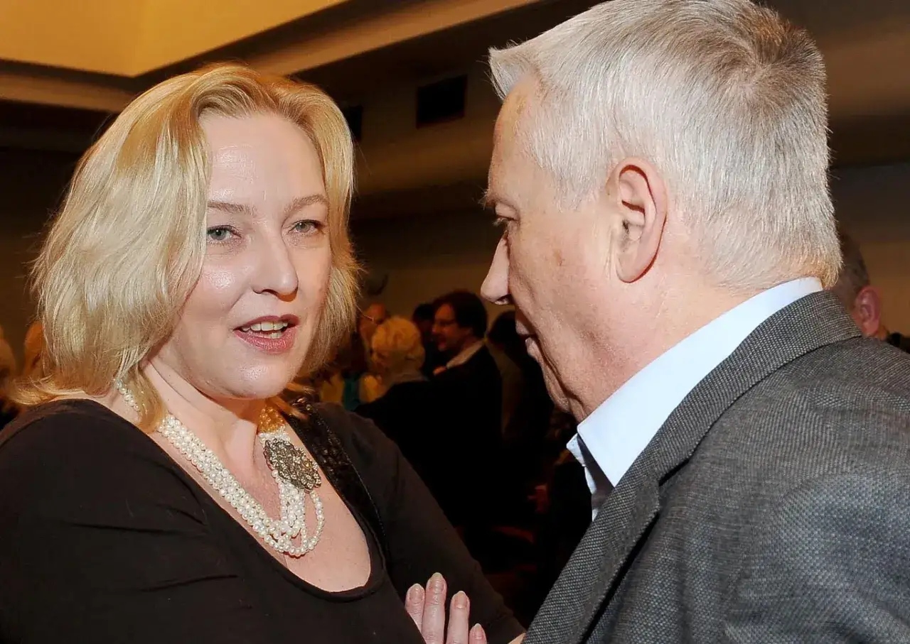 Joanna Kossowska, której wiek nie jest widoczny, rozmawia z mężczyzną.