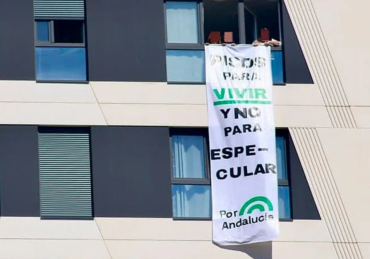 Manifestaci&oacute;n contra la prohibici&oacute;n de pisos tur&iacute;sticos en Andaluc&iacute;a. Pancarta: 
