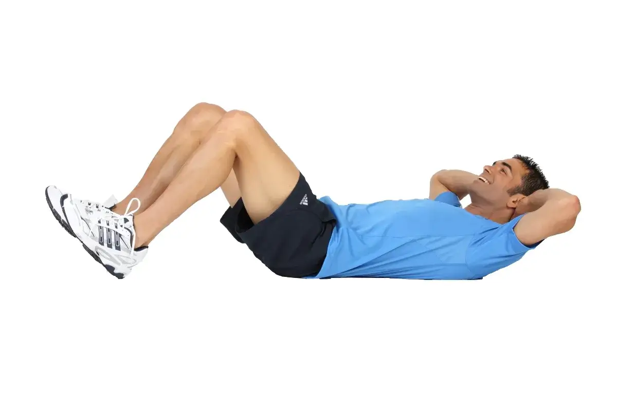 Mann macht einen Bauch-Workout, indem er Crunches auf dem Boden ausführt.