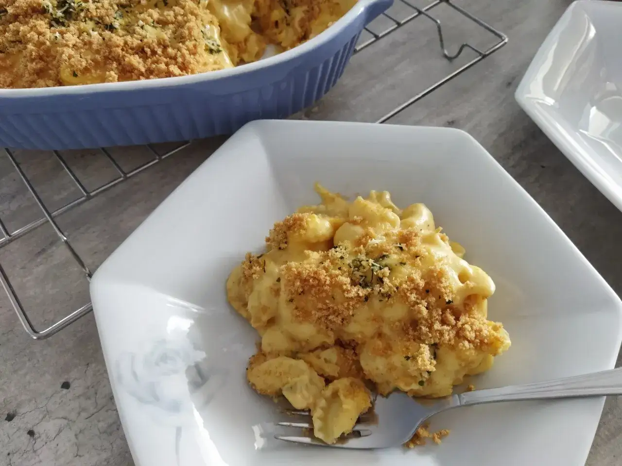 Porcja kremowego mac and cheese z chrupiącą posypką, idealna do spróbowania mac and cheese oryginalny przepis.
