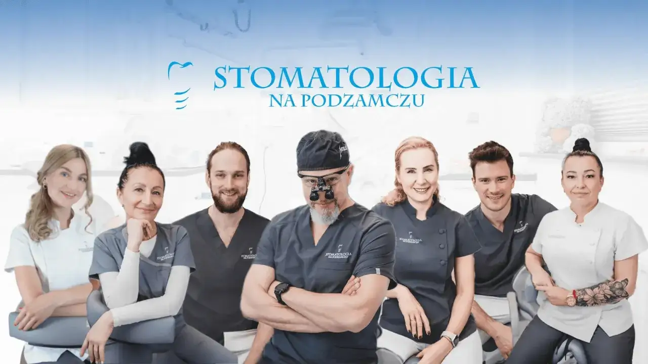 Zespół uśmiechniętych dentystów w strojach medycznych, z logo 