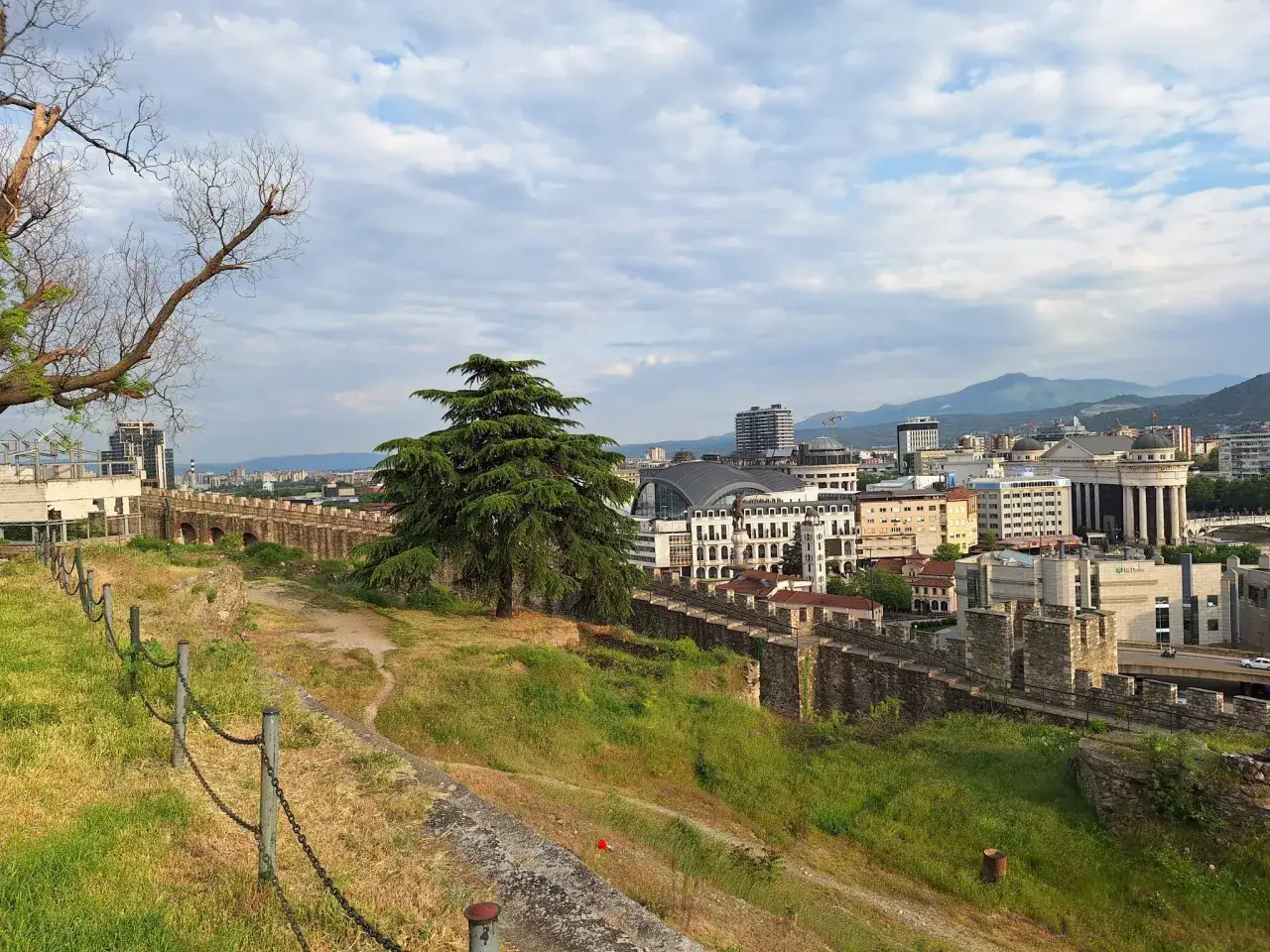 Widok na Skopje, stolicę Macedonii, z twierdzy Kale. W oddali widać nowoczesne budynki i góry.