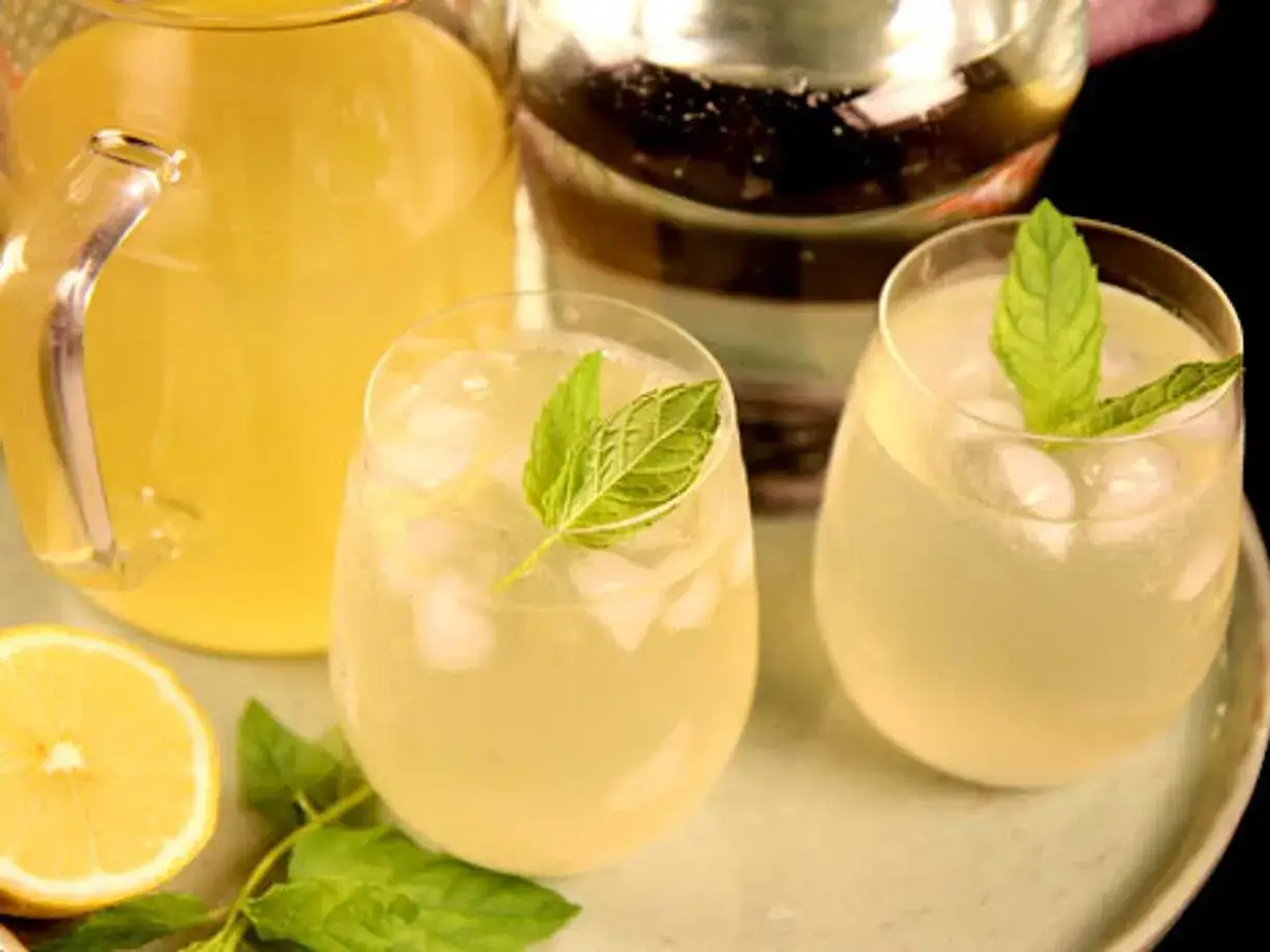Frisk hemgjord lemonad med mynta och is. Ett perfekt recept för en varm sommardag.