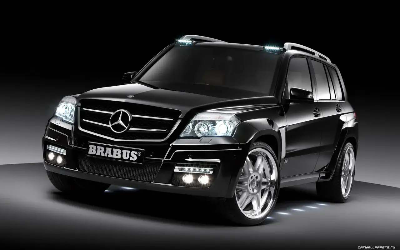 Svart Mercedes GLK 220 med Brabus-styling. Kanske ett problem med extraljusen p&aring; taket?