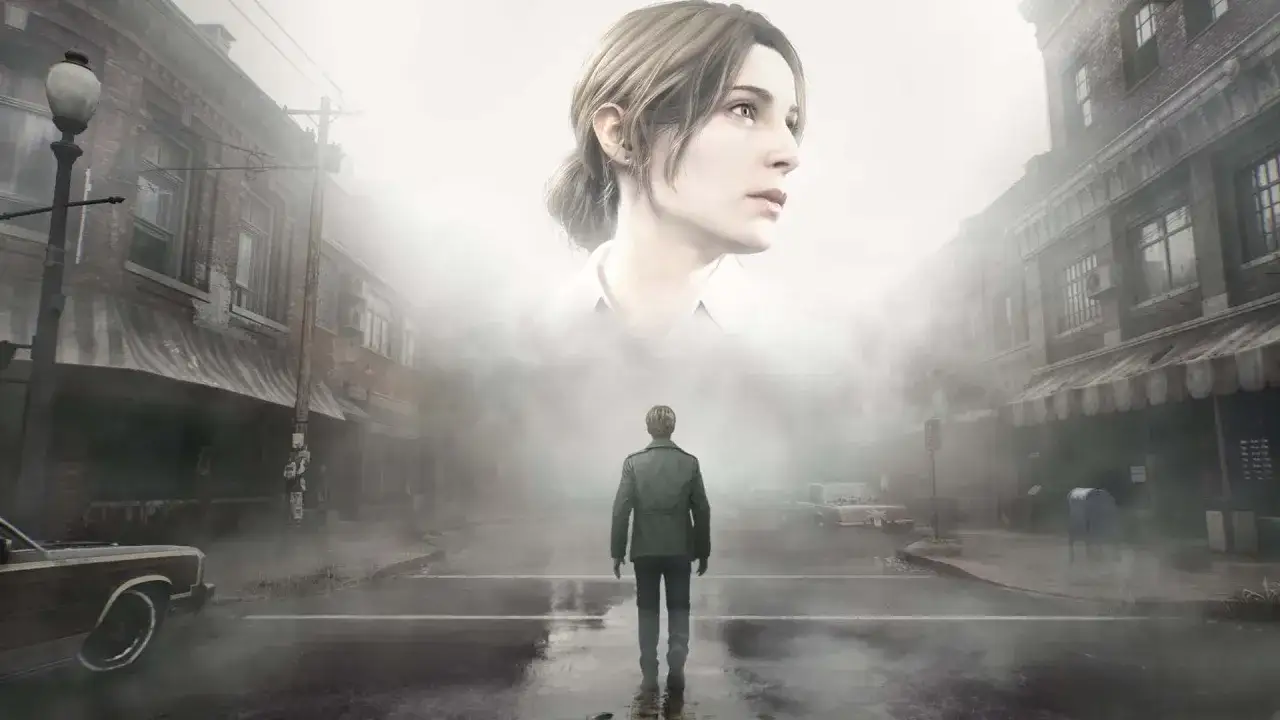Un hombre solitario se enfrenta a una niebla densa en una calle desierta, mientras la imponente figura de una mujer lo observa desde arriba. Es la atm&oacute;sfera del **Silent Hill 1 remake**.