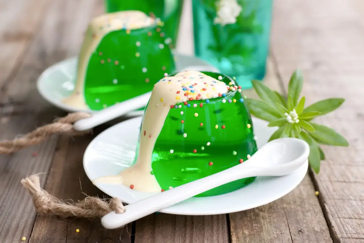 Gr&uuml;ner Wackelpudding mit Vanillesauce und Streuseln, perfekt zum Wackelpudding selber machen.