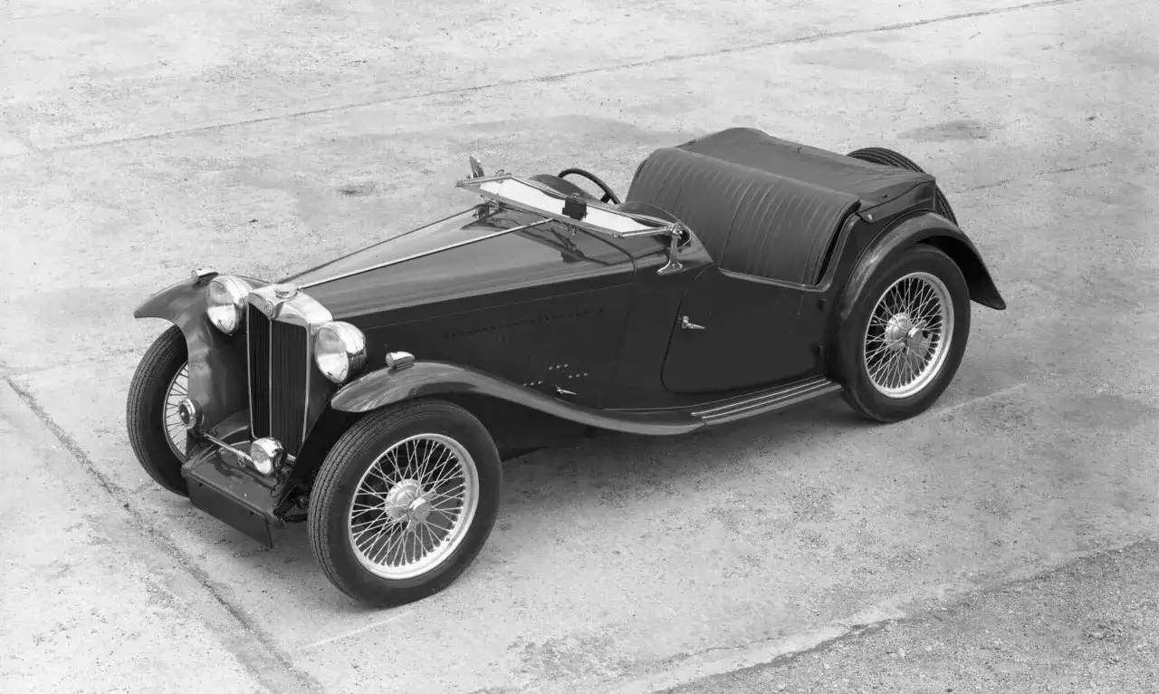 Klasyczny kabriolet MG z charakterystyczną atrapą chłodnicy i szprychowymi kołami. Mg co to za marka? To brytyjska legenda motoryzacji.