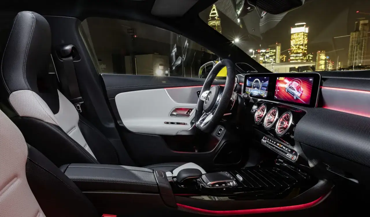 Mercedes-AMG CLA 35 wnętrze MBUX sportowe fotele