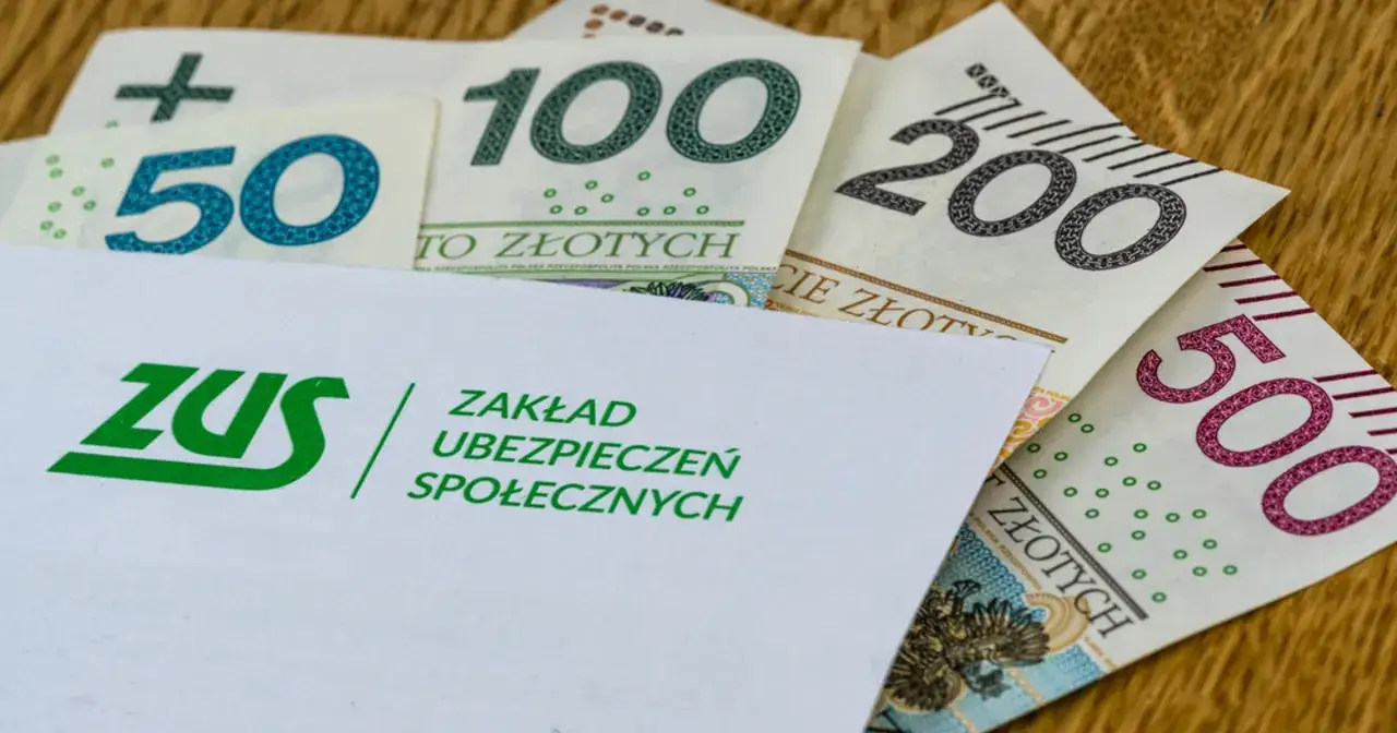 Koperta ZUS z polskimi banknotami 50, 100, 200, 500 zł. Symbolizuje przyszłe emerytury dla nauczycieli.