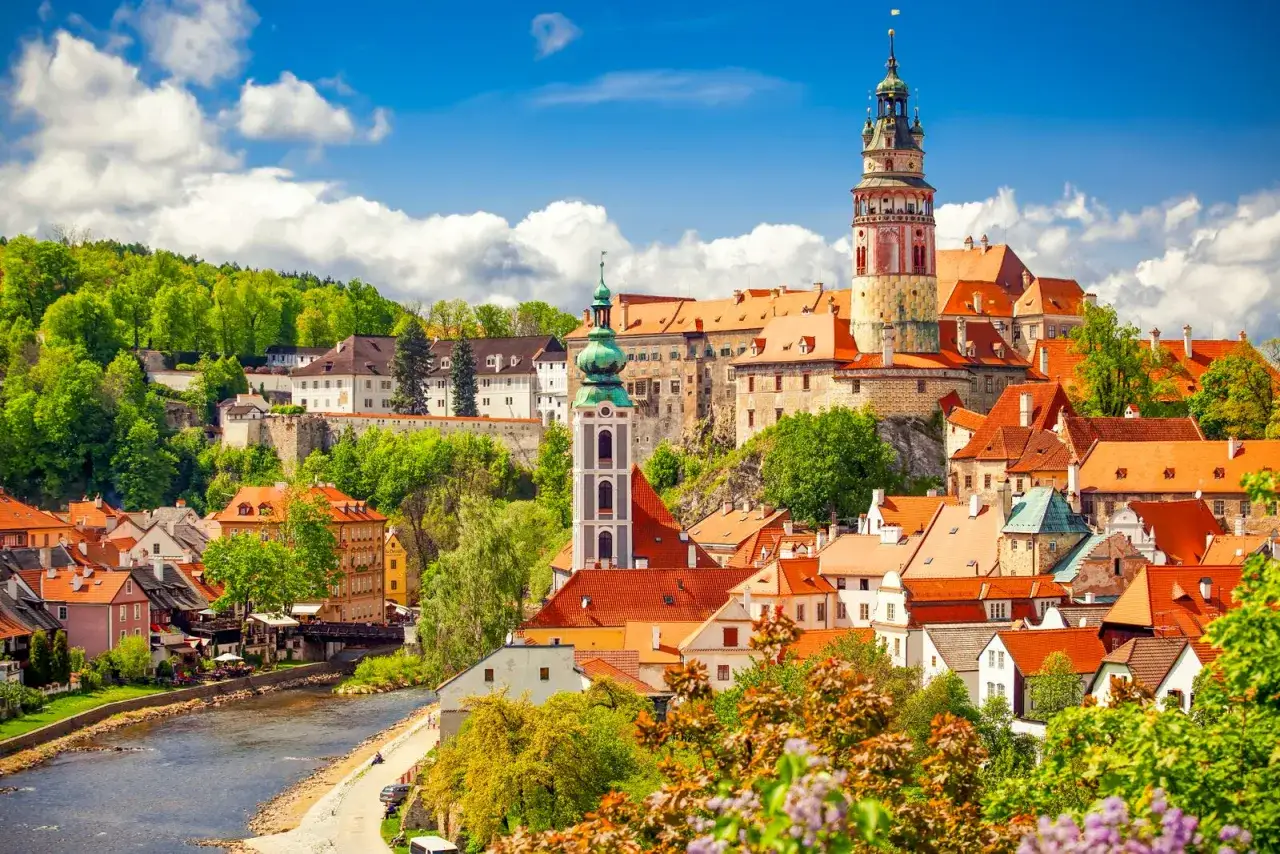 Malerische Stadt Česk&yacute; Krumlov mit Burg und Fluss. Perfekt f&uuml;r eine Radtour entlang der Radwege Tschechien.