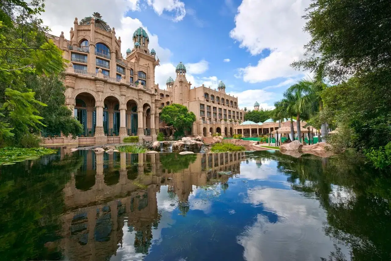 Majestatyczny hotel w Sun City, RPA, odbija się w spokojnej tafli wody.