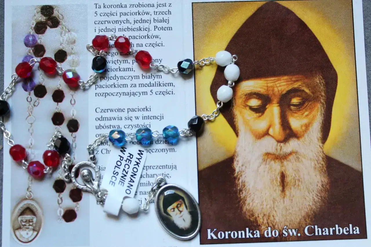 Kolorowa koronka do św. Charbela z medalikami i wizerunkiem świętego.