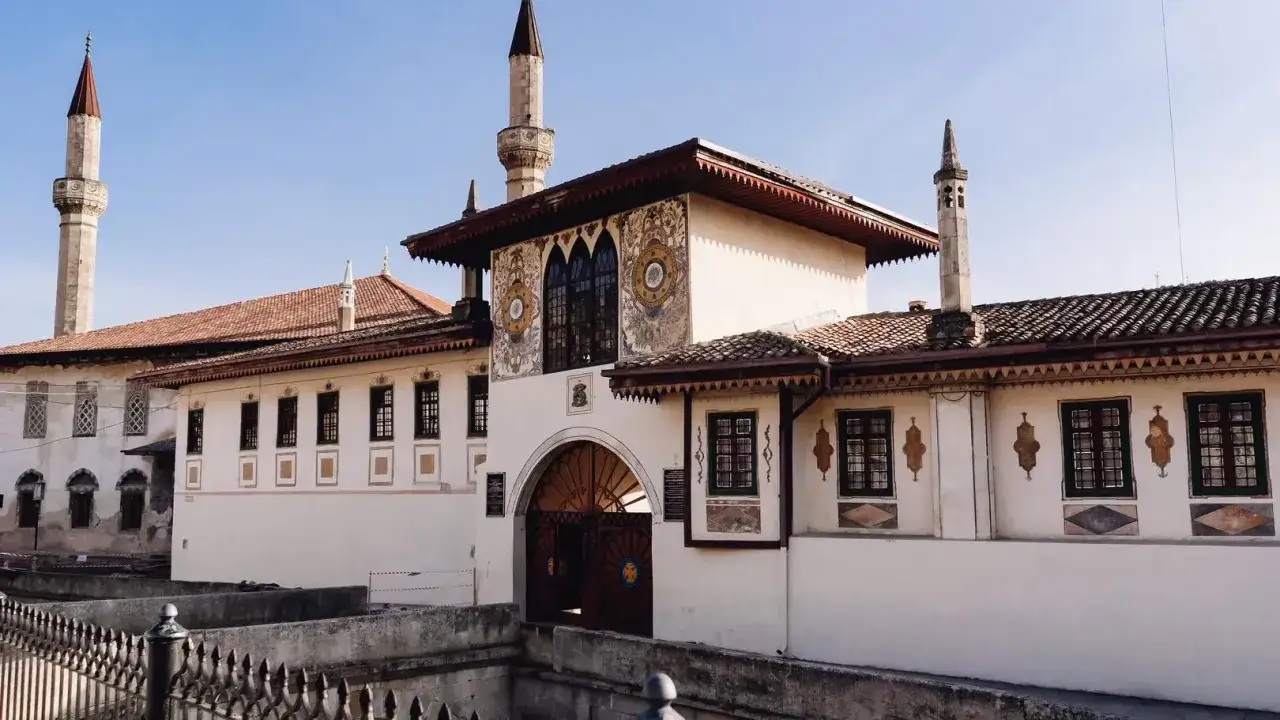 Pałac Chanów w Bachczysaraju, z minaretami i zdobioną fasadą, to piękna bakczysaraj interpretacja architektury.