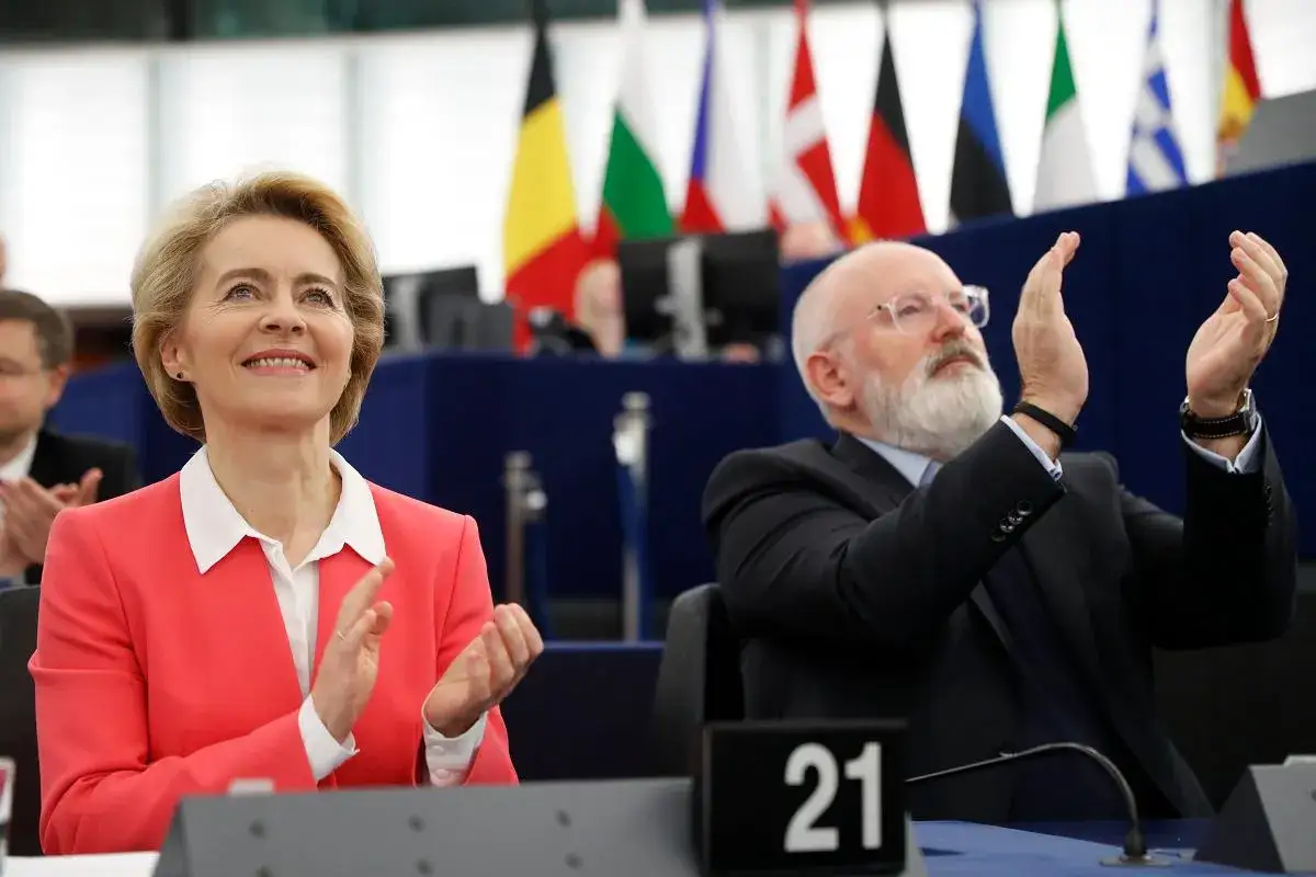 Ursula von der Leyen, która stoi za Zielonym Ładem w UE, klaszcze z innymi.