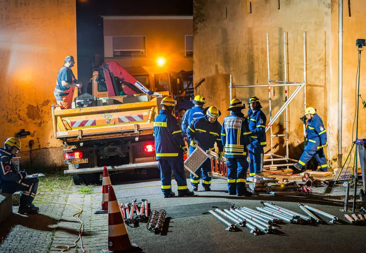 Rettungseinsatz Geb&auml;udeeinsturz THW Feuerwehr