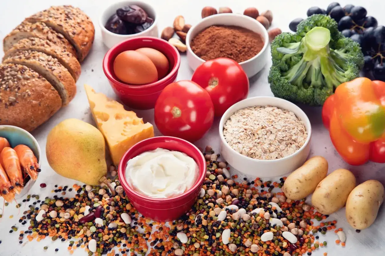 Brot, Eier, Käse, Obst, Gemüse, Hülsenfrüchte und Haferflocken. Eine bunte Mischung, die die **Chrom Wirkung** aufzeigt.
