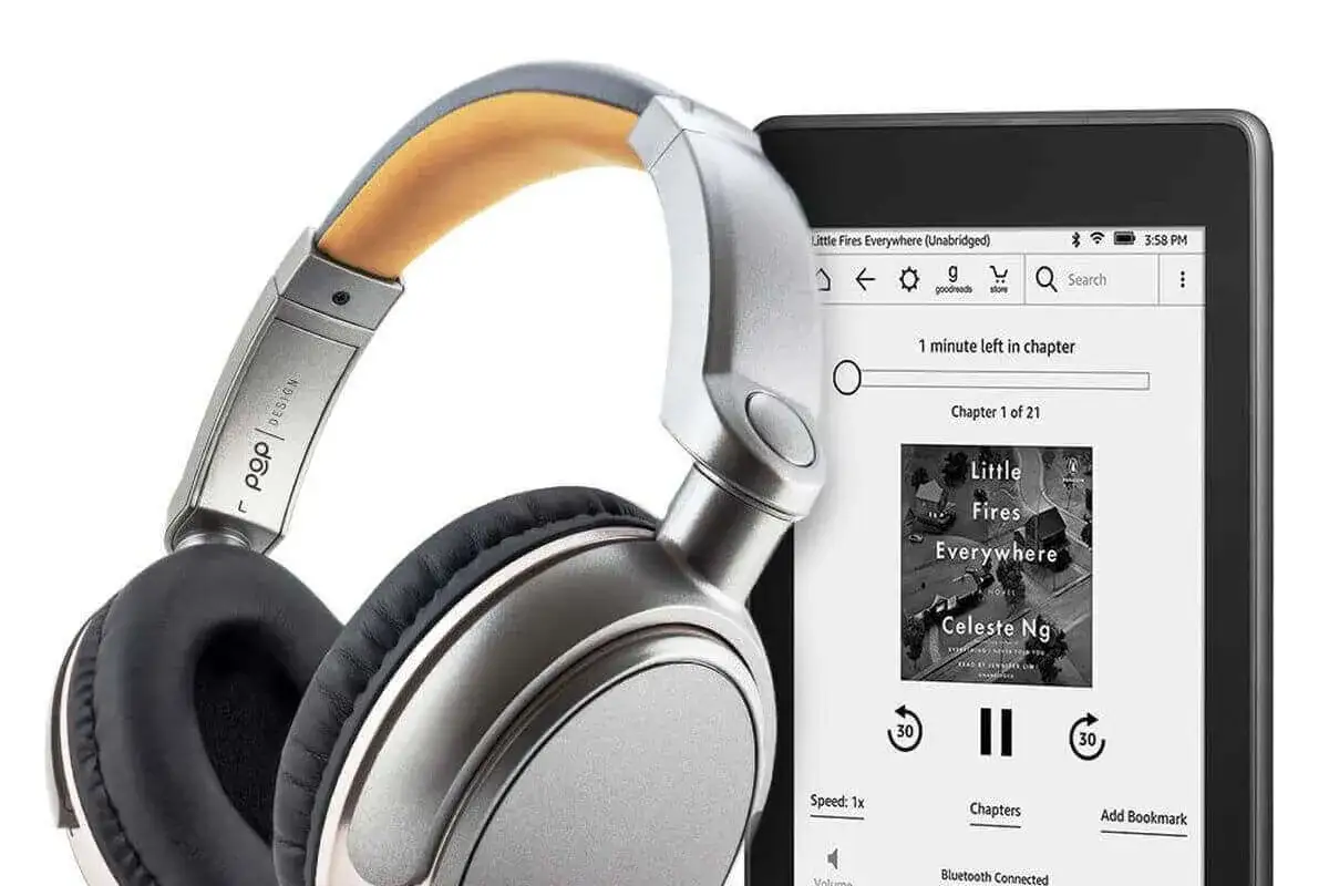 Słuchawki i czytnik e-book&oacute;w z powieścią w formie elektronicznej 