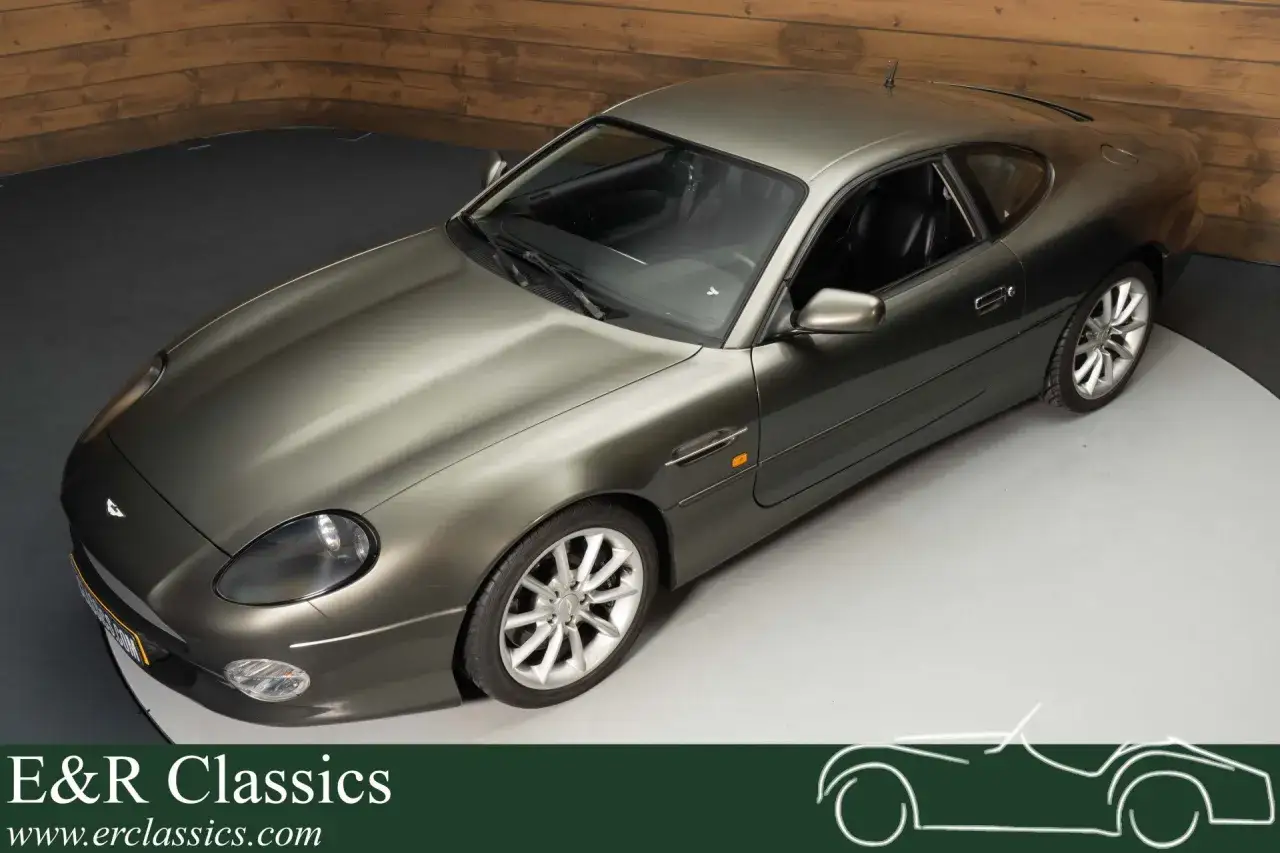 En m&ouml;rkgr&ouml;n Aston Martin DB7 Coup&eacute;, en dr&ouml;m f&ouml;r bilentusiaster, &auml;r till salu. Denna klassiker utstr&aring;lar elegans och kraft.