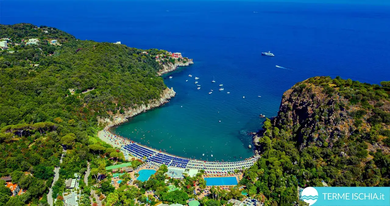 Baia di Negombo, Ischia: un paradiso verde con spiagge, piscine e il blu intenso del mare. Un luogo dove il dio Poseidone potrebbe rilassarsi.