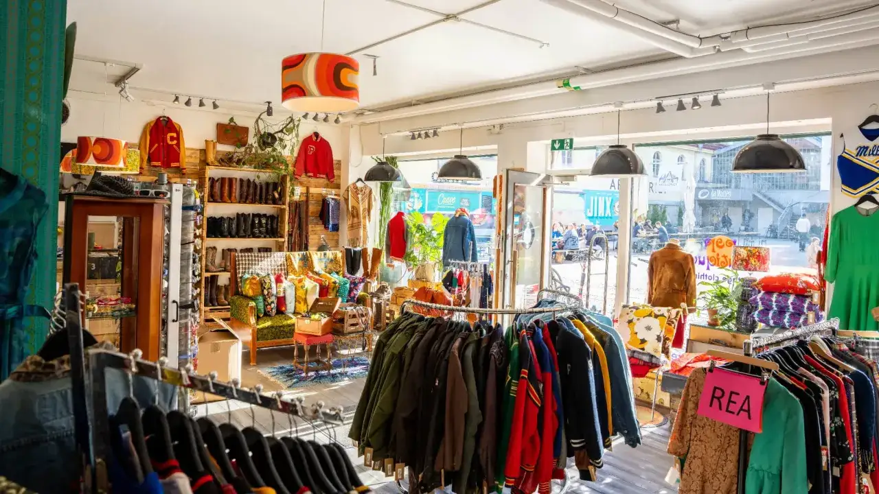 En butik fylld med hållbart second hand-mode. Jackor, klänningar och accessoarer hänger på galgar och hyllor, redo att hitta nya hem.