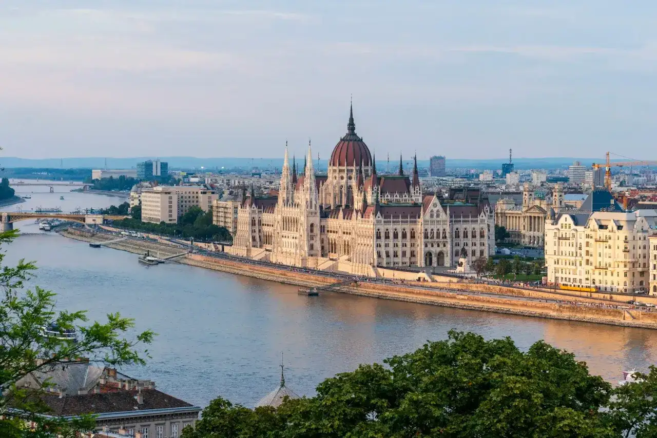 Budynek Parlamentu w Budapeszcie nad Dunajem. Marzysz o lotach do Budapesztu?