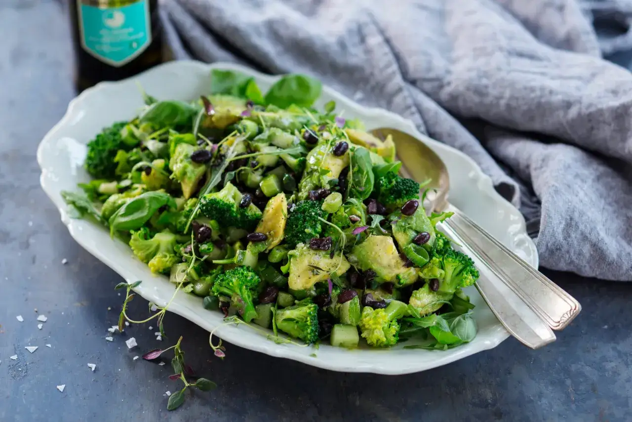 Gr&ouml;n sallad med broccoli, avokado och svarta b&ouml;nor, som p&aring;minner om refried beans i sin fyllighet.