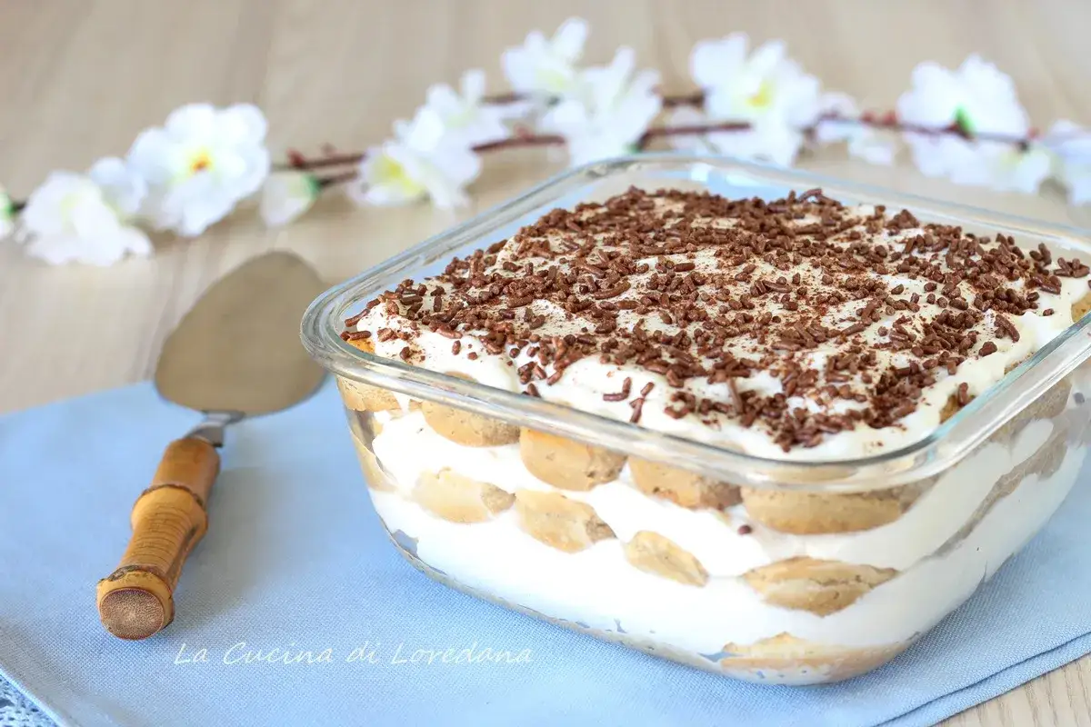 Tiramisù fatto in casa con panna, strati di savoiardi e cacao. Una delizia per ogni occasione, la ricetta perfetta per un dolce indimenticabile.