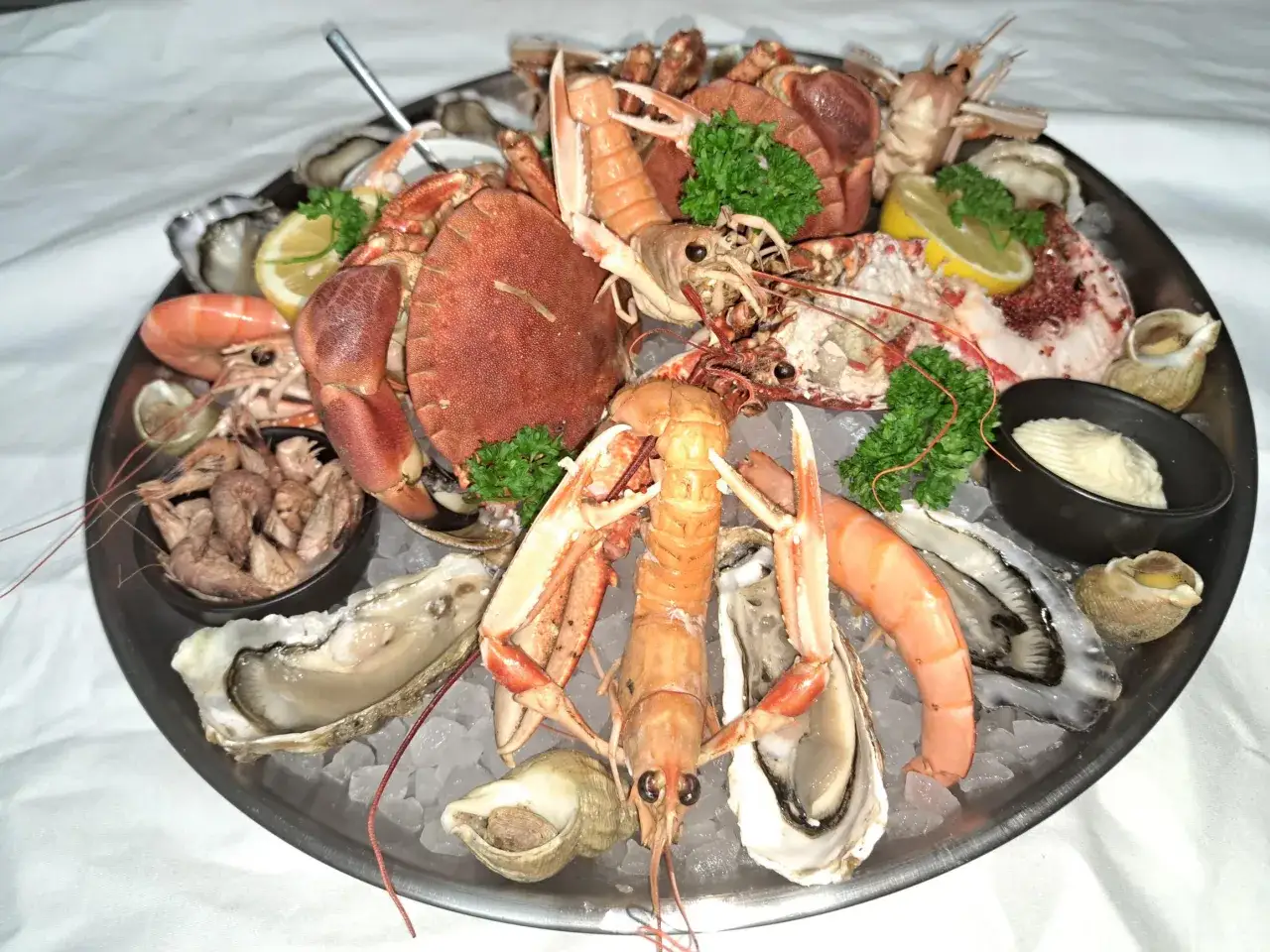 Plateau de fruits de mer &agrave; Honfleur : homard, langoustines, crevettes, hu&icirc;tres et bulots sur glace. Un d&eacute;lice pour savoir o&ugrave; manger &agrave; Honfleur.