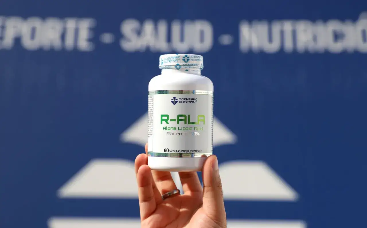 Mano sostiene frasco de R-ALA, ácido alfa lipoico, para apoyar la salud y nutrición.