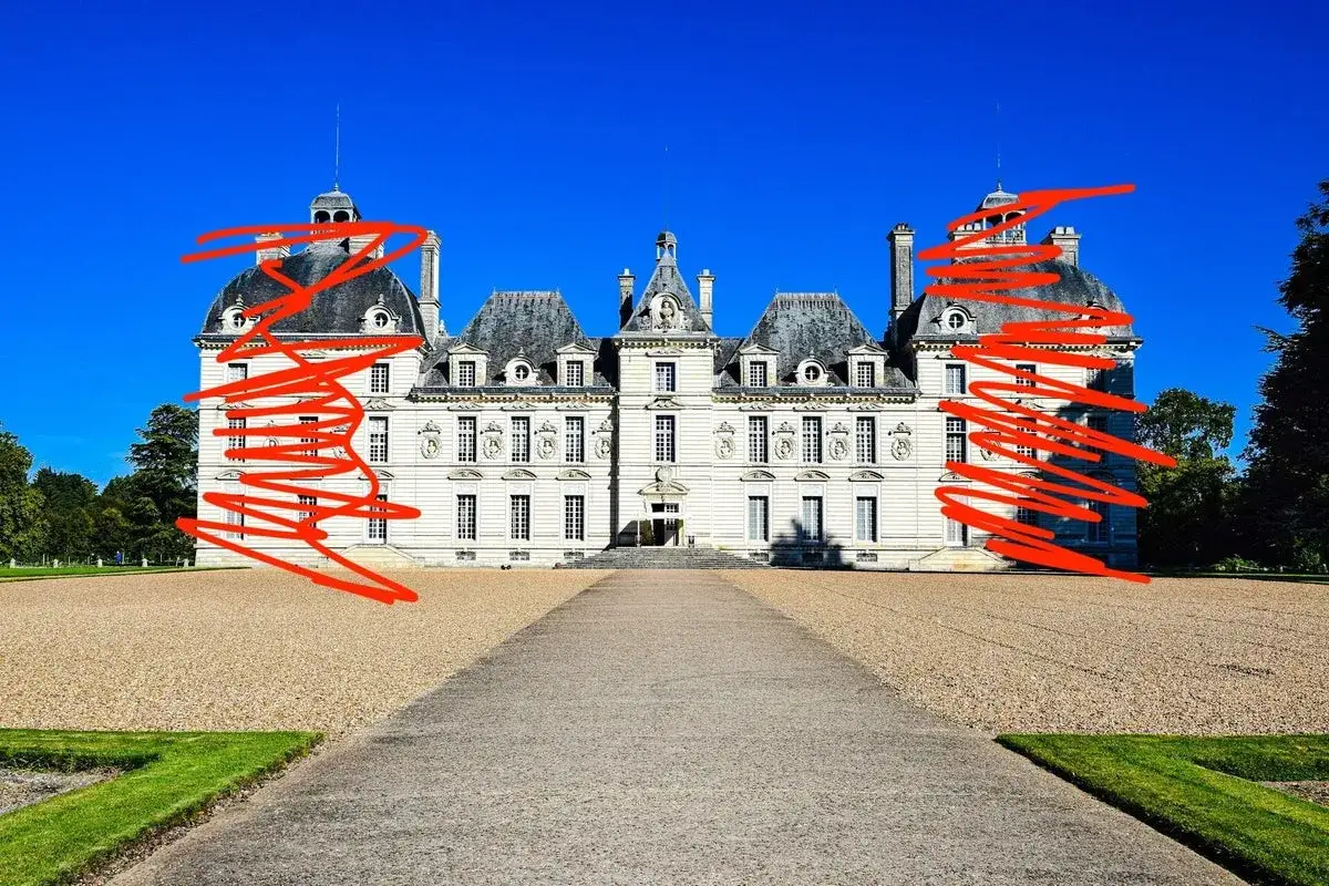Le château de Cheverny, quel chateau a inspiré Moulinsart, se dresse majestueusement sous un ciel bleu éclatant.