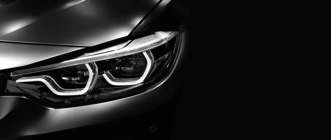 Reflektor samochodu z nowoczesnymi światłami LED, które oferują lepszą widoczność niż tradycyjne xenon.