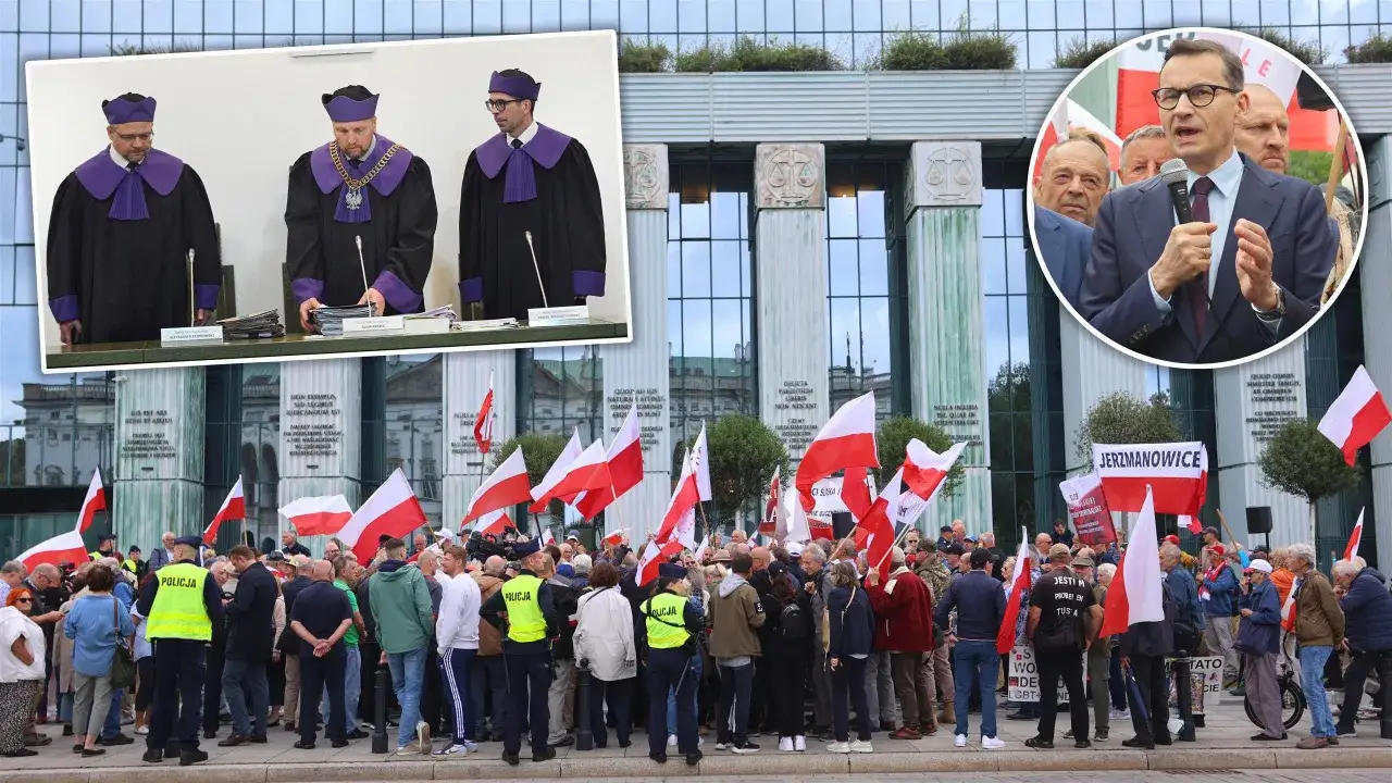 Jawne posiedzenie sądu z udziałem sędziów w togach i premiera przemawiającego do tłumu z polskimi flagami.