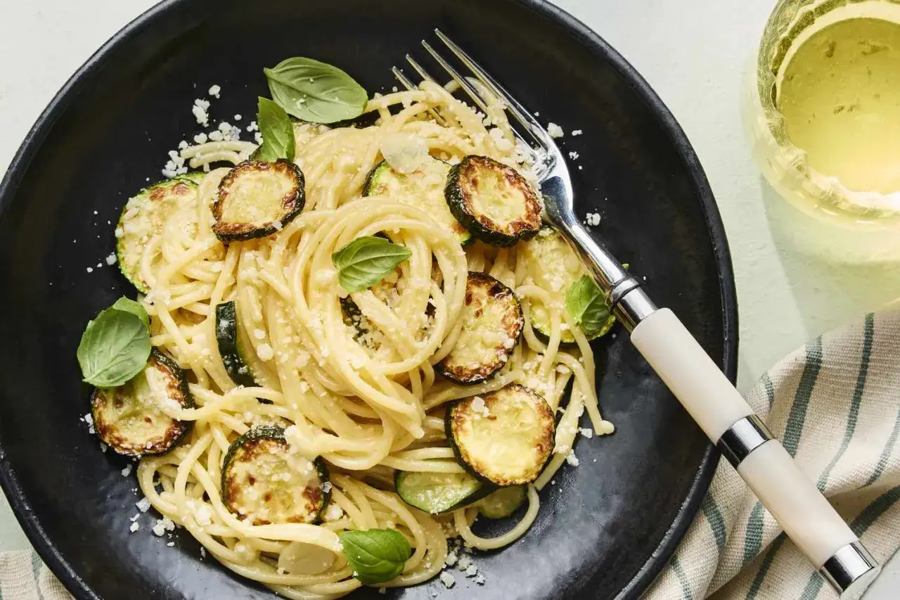 Pyszne spaghetti z cukinią i parmezanem, idealne na lekki obiad. Nerano smak lata na talerzu.