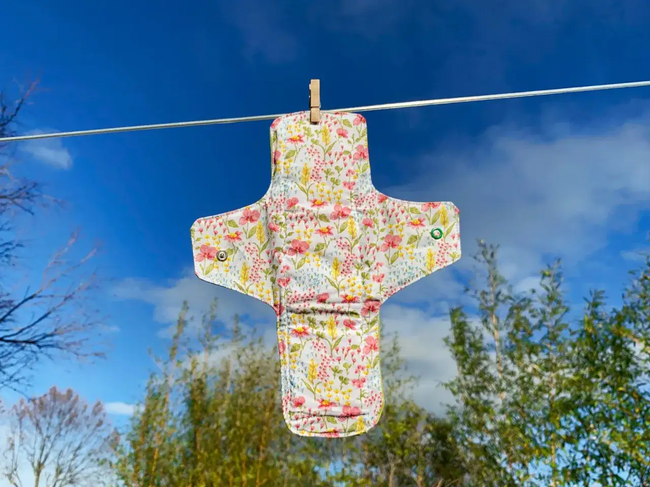 Serviette hygiénique lavable à motif floral, séchant au soleil. Quel tissu pour serviette hygiénique lavable ? Coton doux et absorbant.