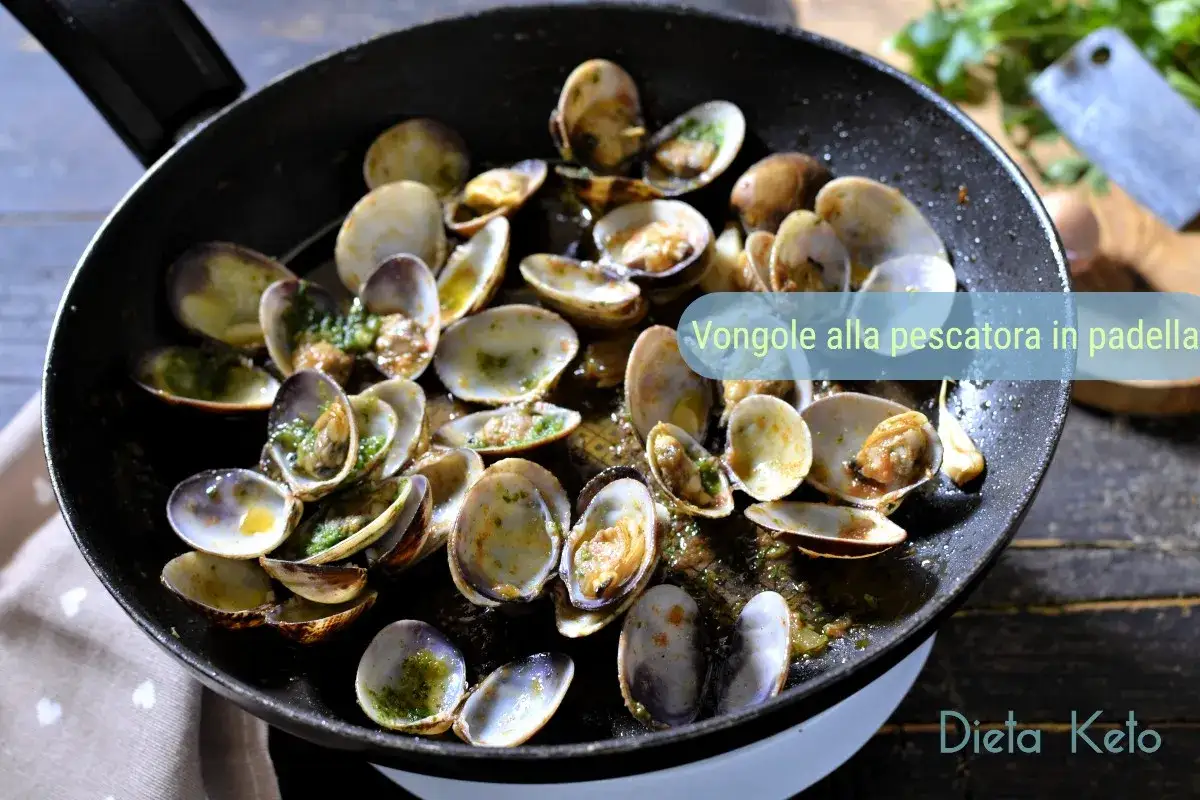 Sautè di vongole fumante in padella, profumato al prezzemolo e aglio, pronto per essere gustato.