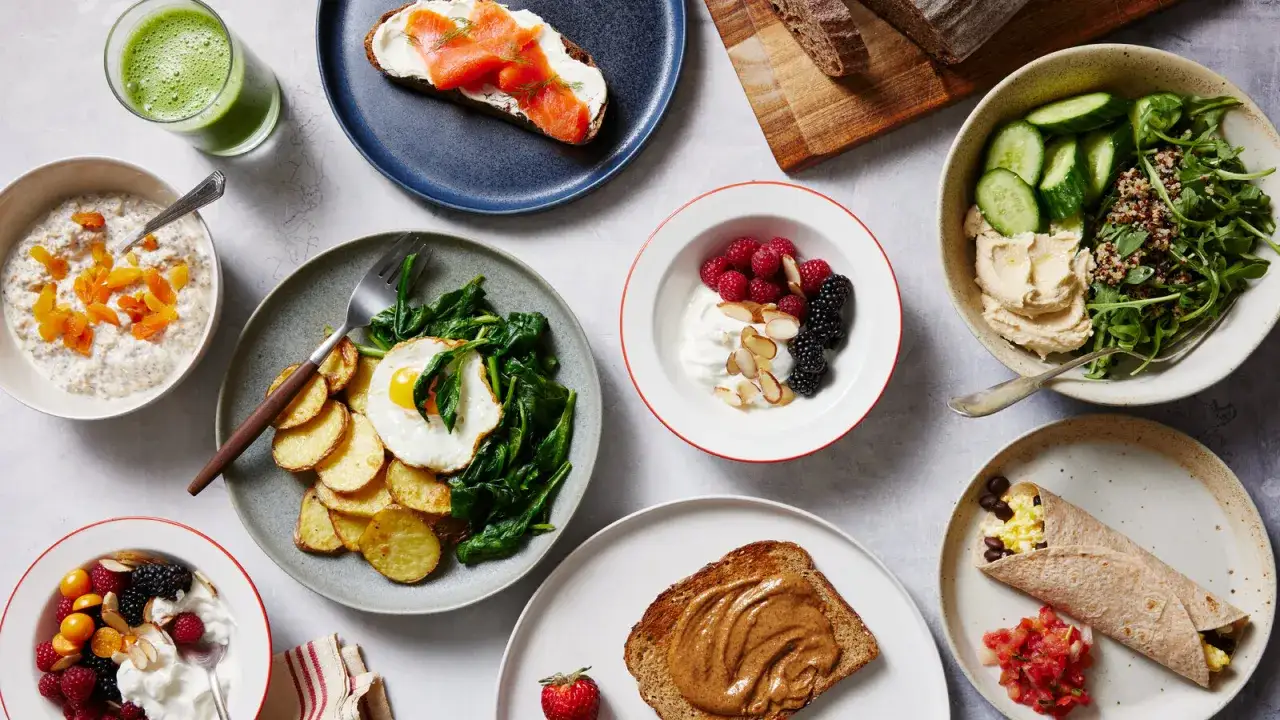 Un petit d&eacute;jeuner r&eacute;&eacute;quilibrage alimentaire vari&eacute; : porridge, &oelig;uf, avocat, fruits, smoothie vert, burritos.